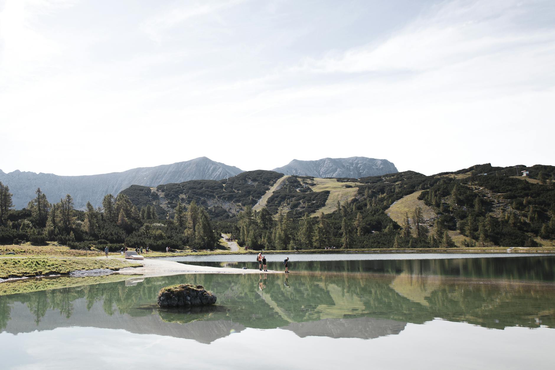 Alpensee im Herbstlicht