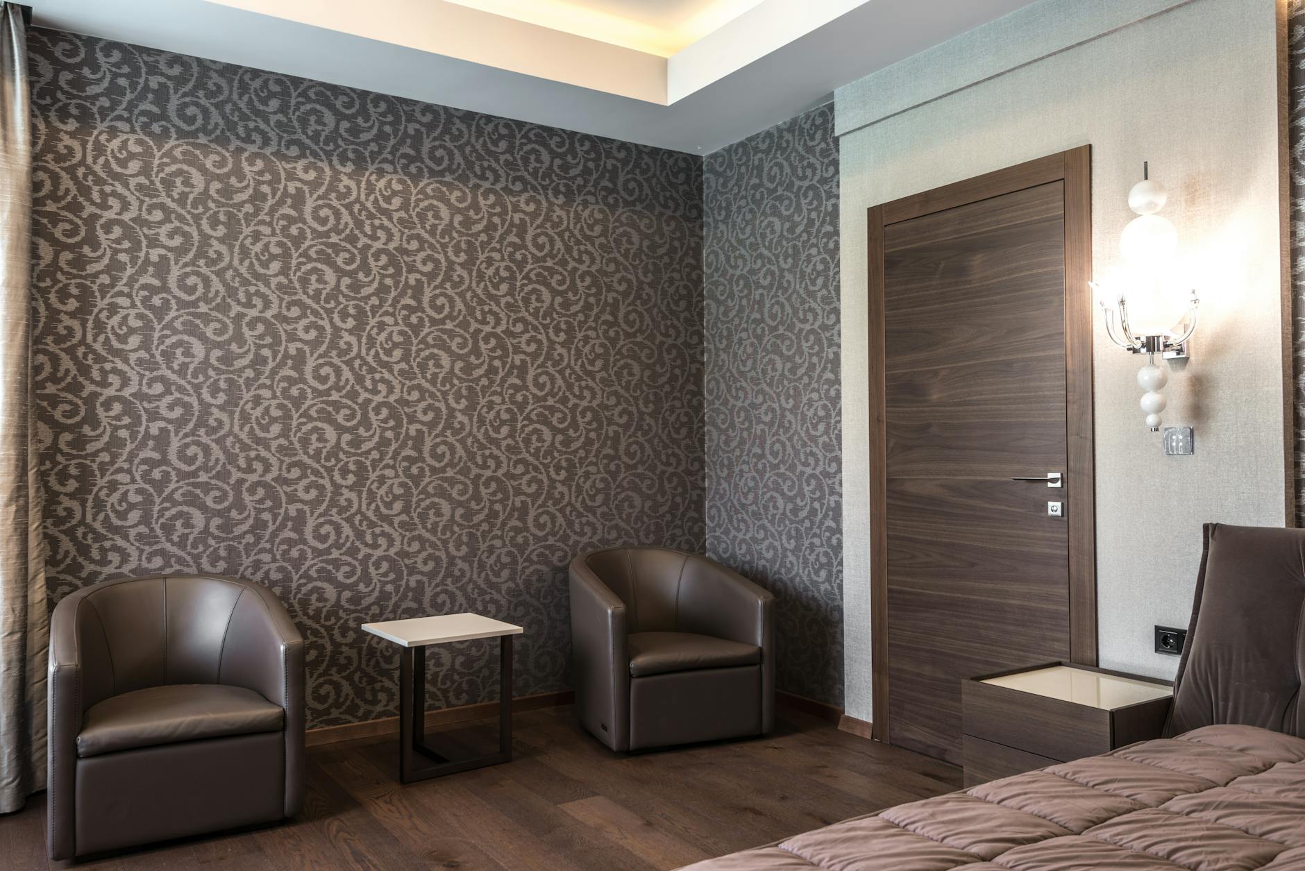 Hotel Foyer mit Altholz und Messing